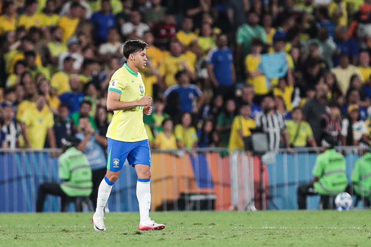 Kaio Jorge em campo pela seleção brasileira durante a partida contra o Chile