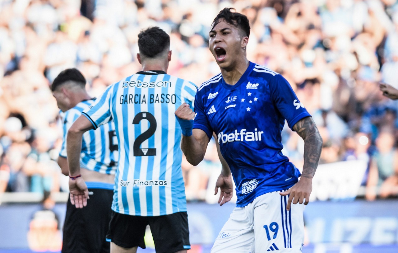 Kaio Jorge comemora o único gol celeste contra o Racing