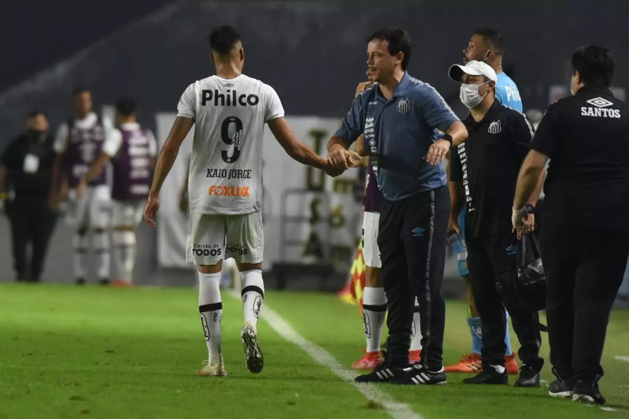 Kaio Jorge cumprimenta o técnico Fernando Diniz na época em que os dois defendiam o Santos