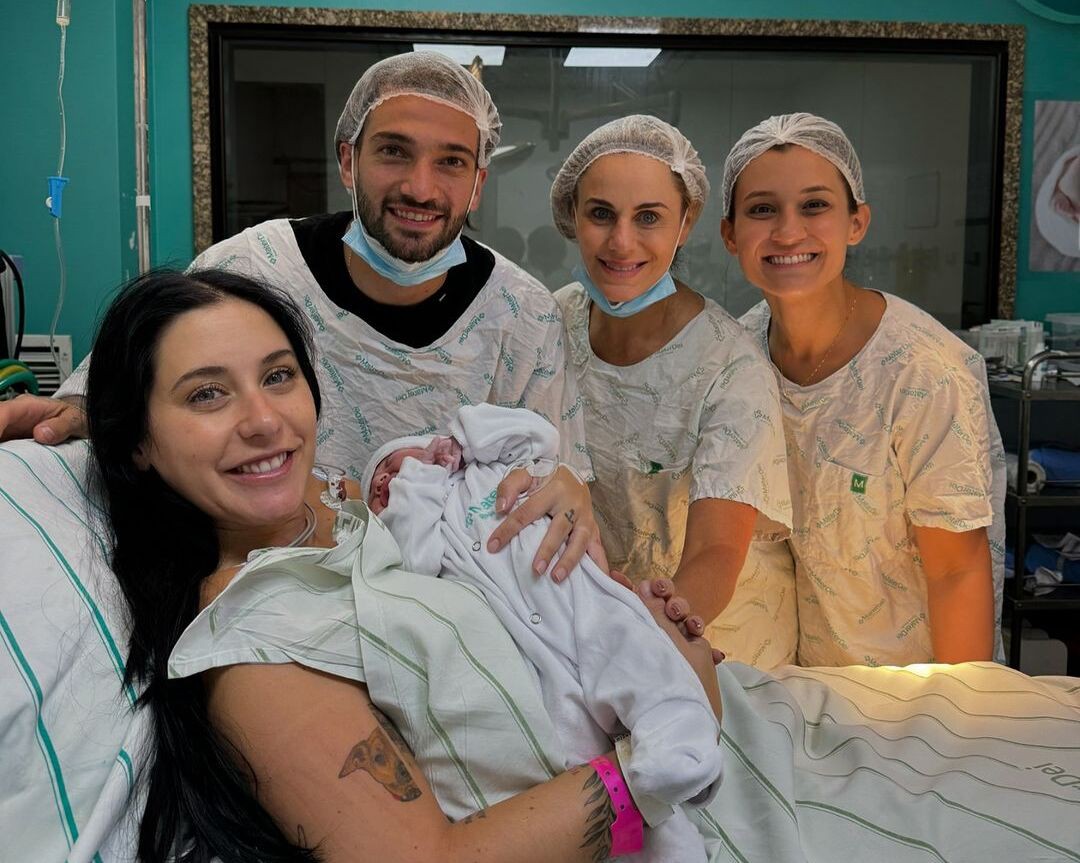 Lautaro Diáz posa ao lado da esposa e pequena Gianna com equipe do Mater Dei