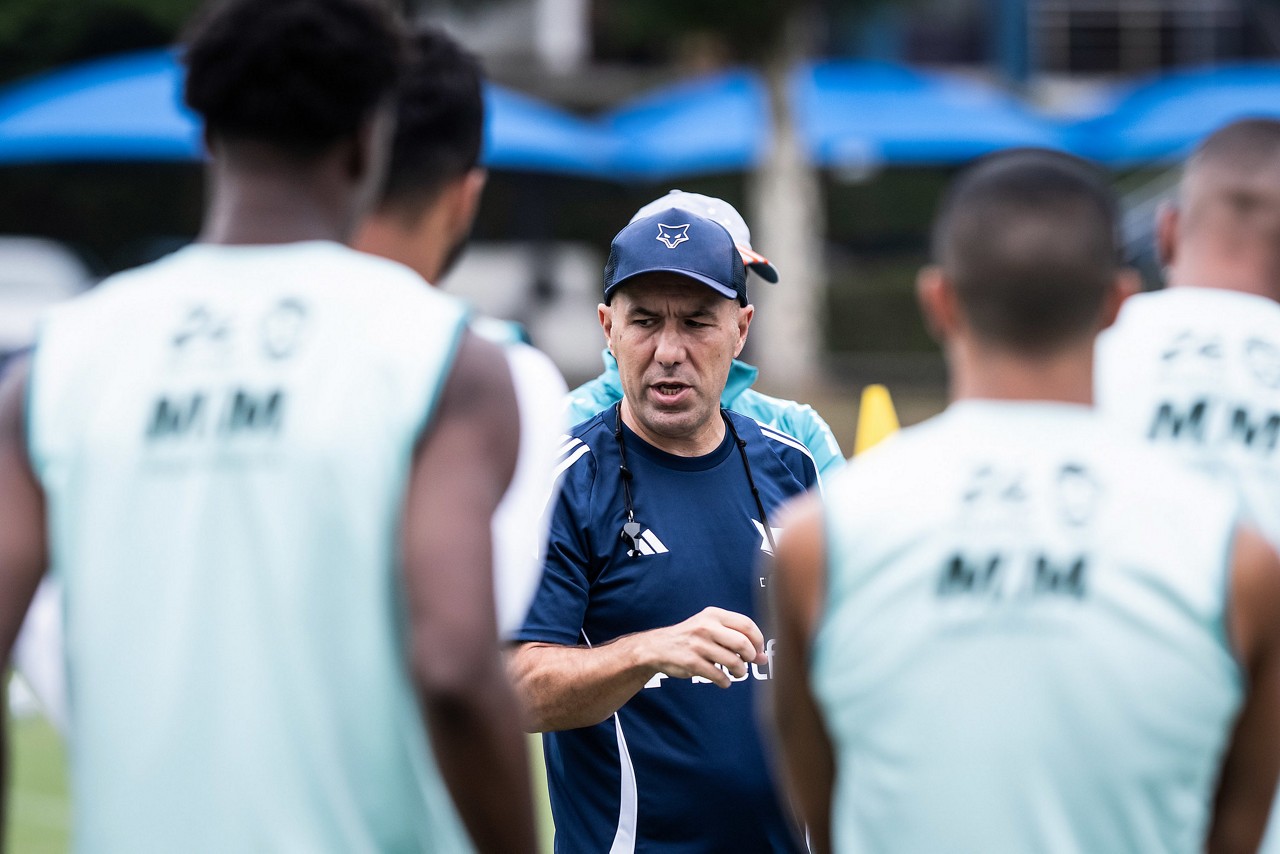 Jardim citou evolução no posicionamento e circulação dos jogadores em campo durante o jogo-treino contra o Botafogo