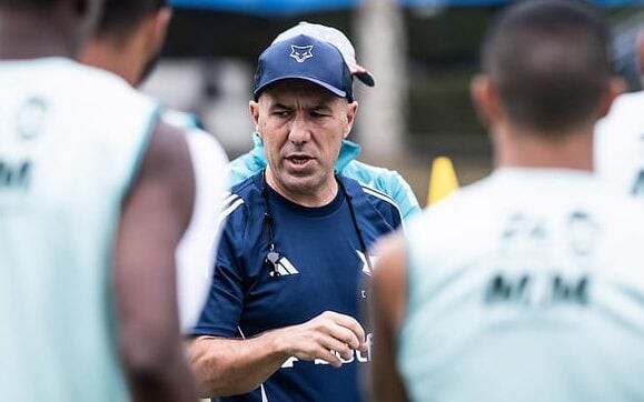 Leonardo Jardim passa instruções aos jogadores antes de treino na Toca da Raposa Foto: Gustavo Aleixo/Cruzeiro/Divulgação