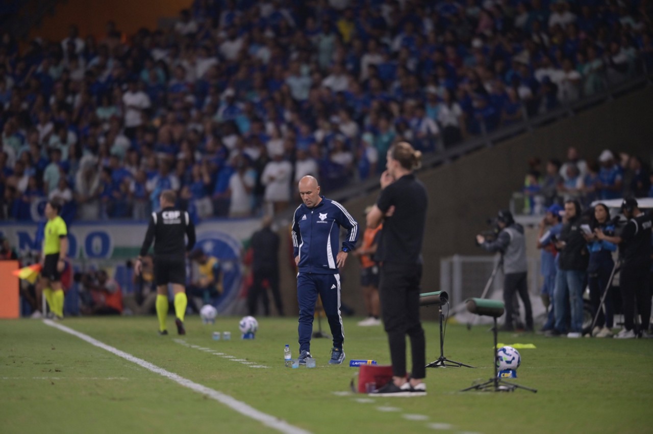 Leonardo Jardim durante jogo contra o Flamengo, no Mineirão