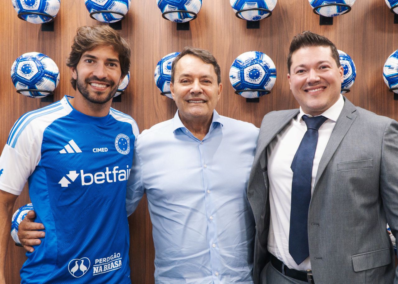 Pedrinho e Lucas Silva celebraram renovação de contrato do jogador