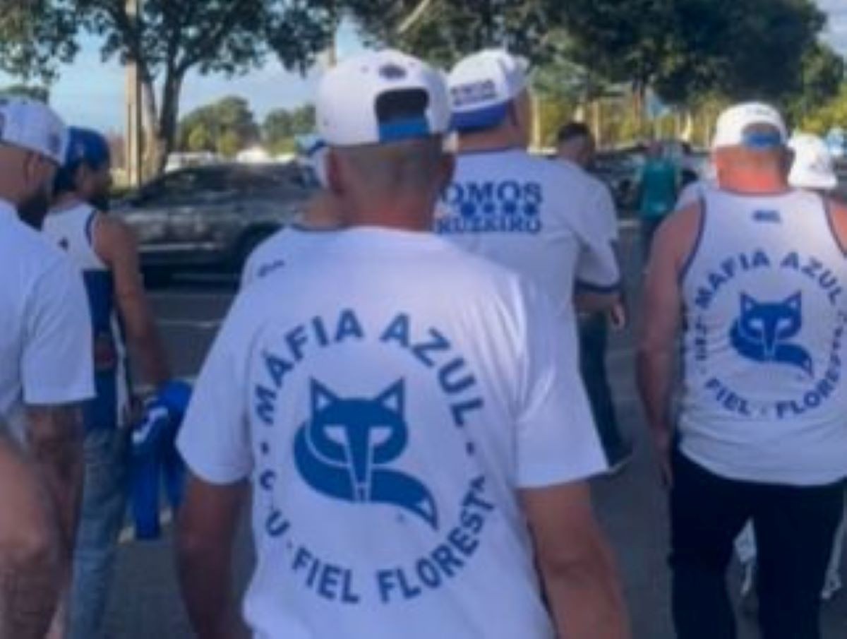 Representantes da Máfia Azul foram à Toca II apoiar elenco do Cruzeiro antes do clássico contra o Galo