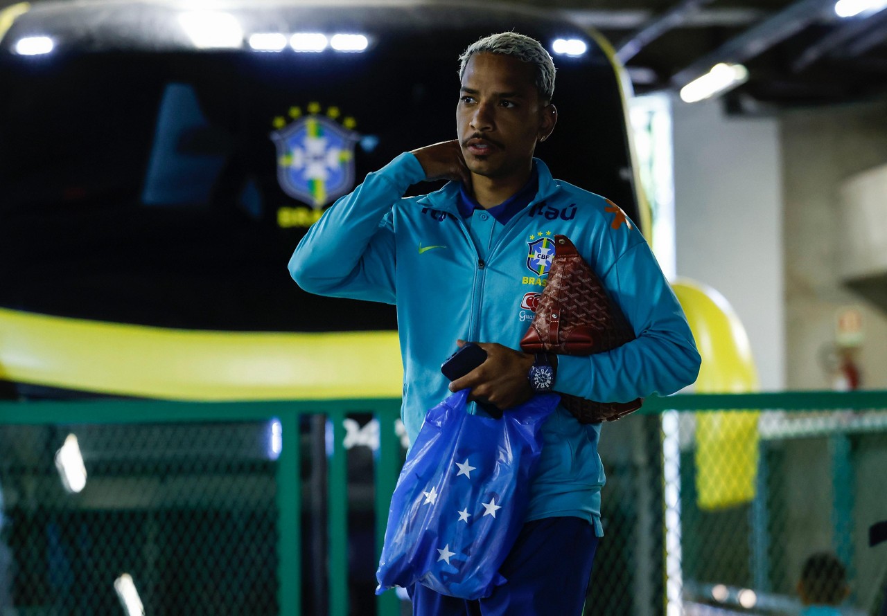 Matheus Pereira se apresenta à seleção brasileira carregando sacola do Cruzeiro