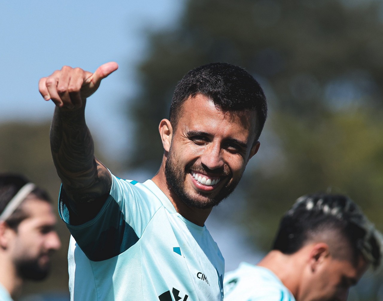Recuperado de lesão, Matheus Henrique será opção para Leonardo Jardim neste domingo