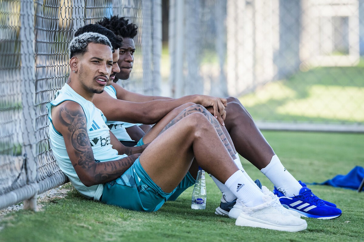Matheus Pereira observa colegas de Cruzeiro treinando