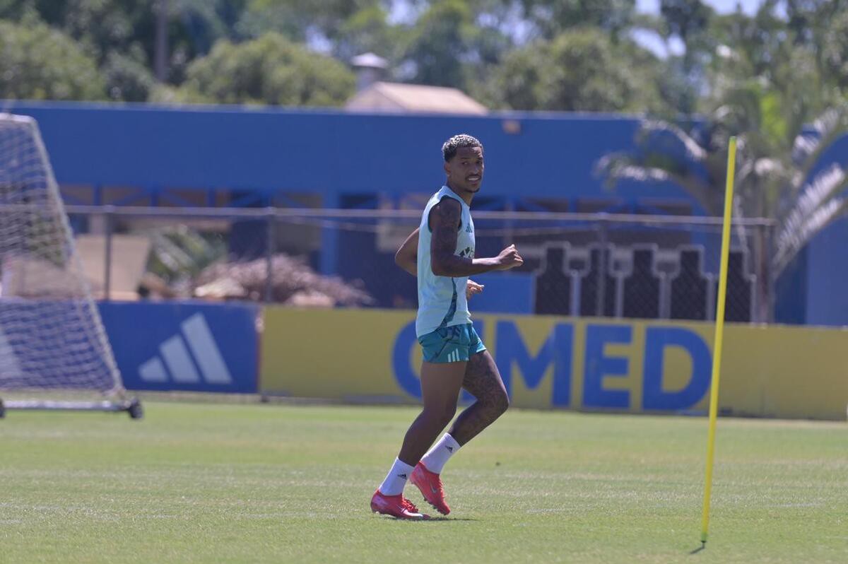 Matheus Pereira participou parcialmente de treino do Cruzeiro nesta quinta-feira (20)