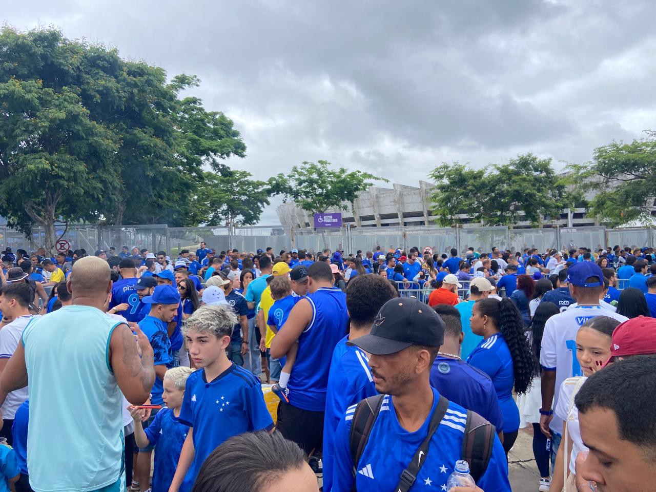 Torcedores do Cruzeiro na entrada do Mineirão