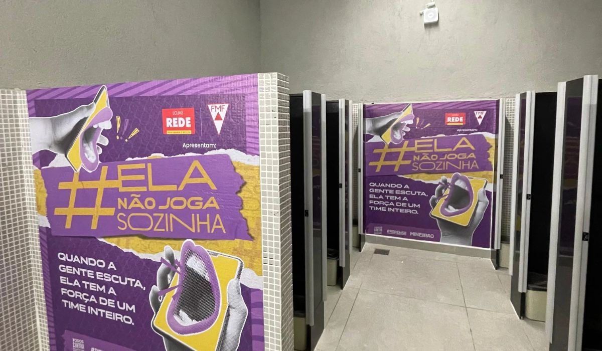 Os banheiros femininos do Mineirão receberam adesivos com informações, orientações e o número do canal de denúncia interno do estádio