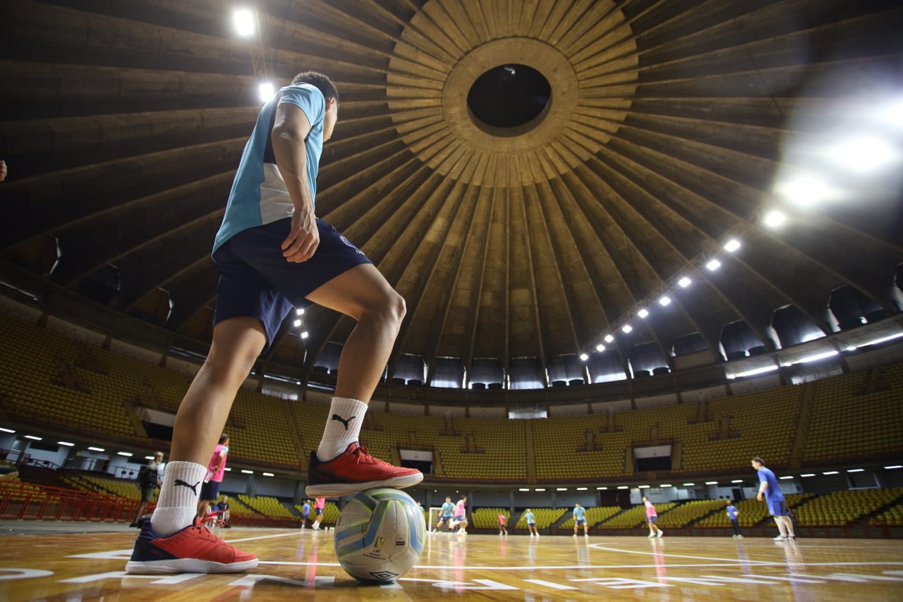 Jogadores do Cruzeiro Futsal durante treino na nova quadra do Mineirinho