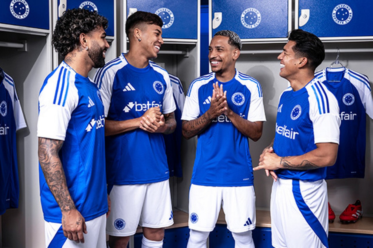 Jogadores do Cruzeiro, Gabigol, Kaio Jorge, Matheus Pereira e Lucas Romero posam com a nova camisa celeste