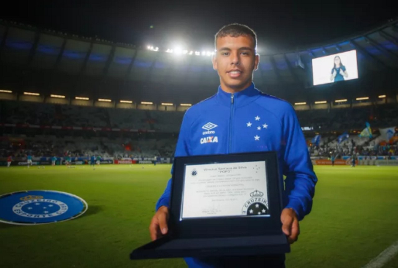 Atacante recebeu uma placa do Cruzeiro quando superou a marca de 100 gols em jogos das categorias de base
