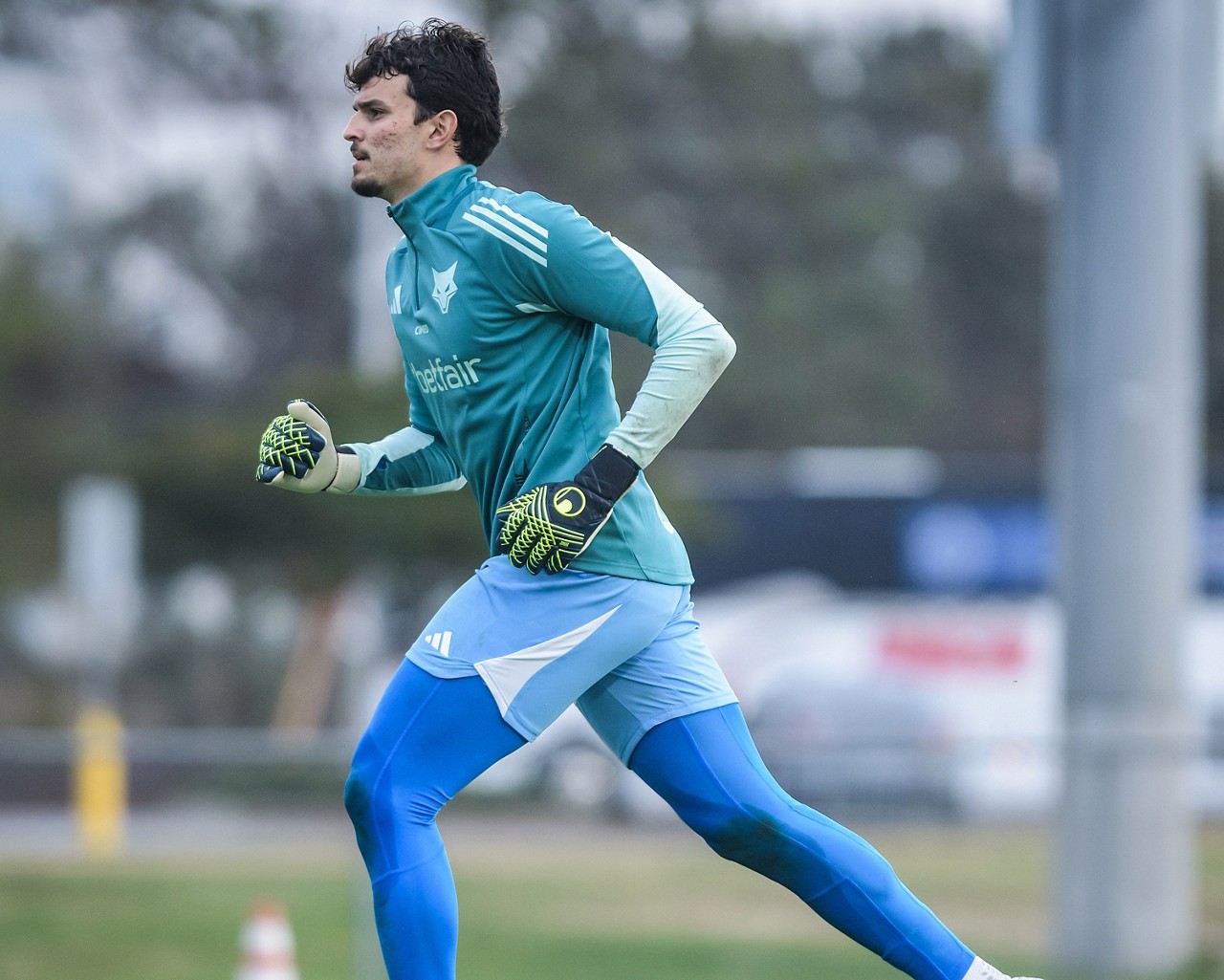 Destaque na base do Cruzeiro, o jovem Otávio foi promovido ao elenco principal em 2025