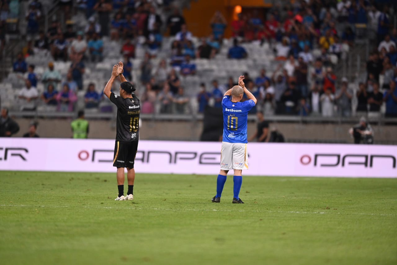 Partida reuniu ídolos em campo no Mineirão