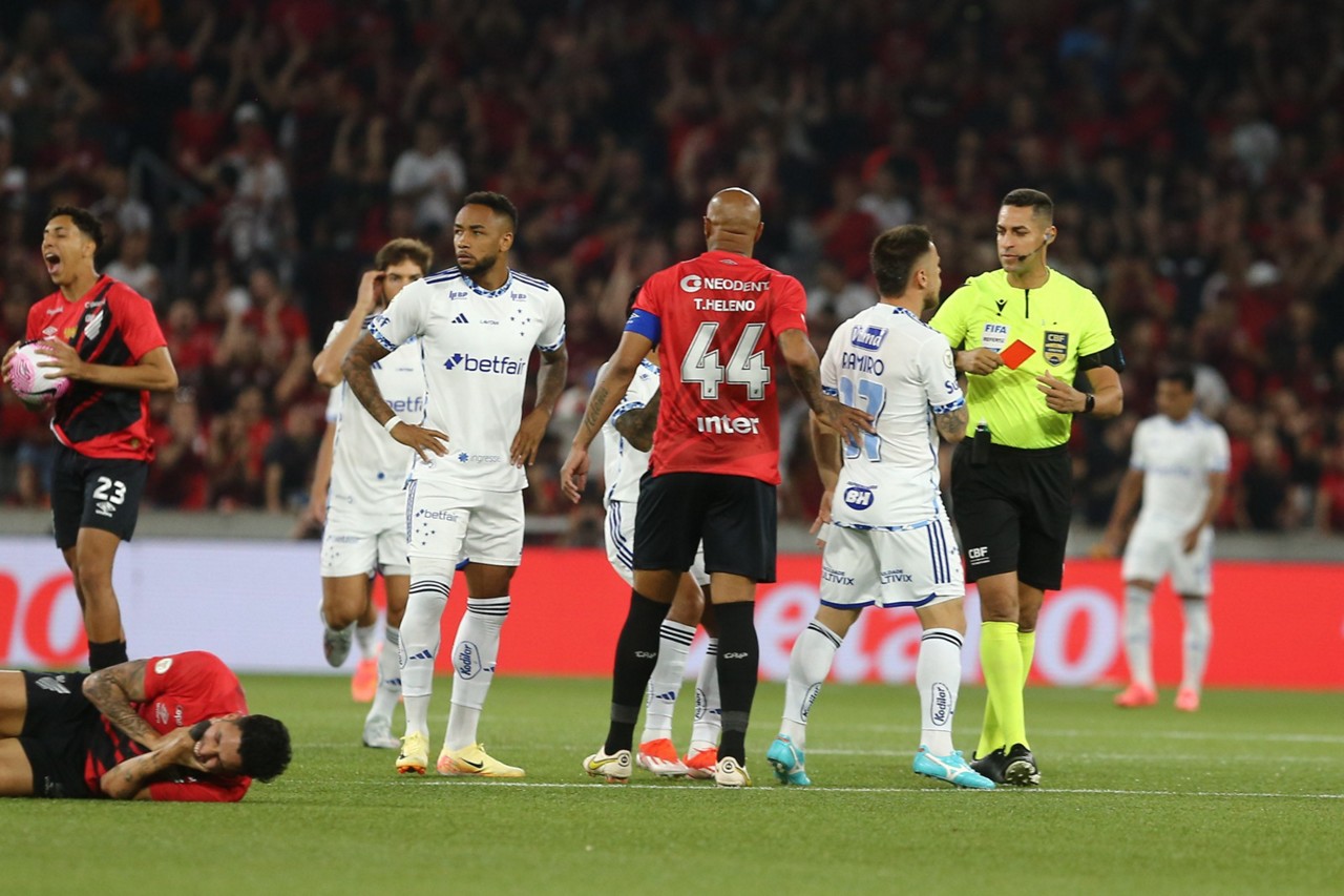 Lance da expulsão de Rafa Silva que culminou na expulsão do jogador