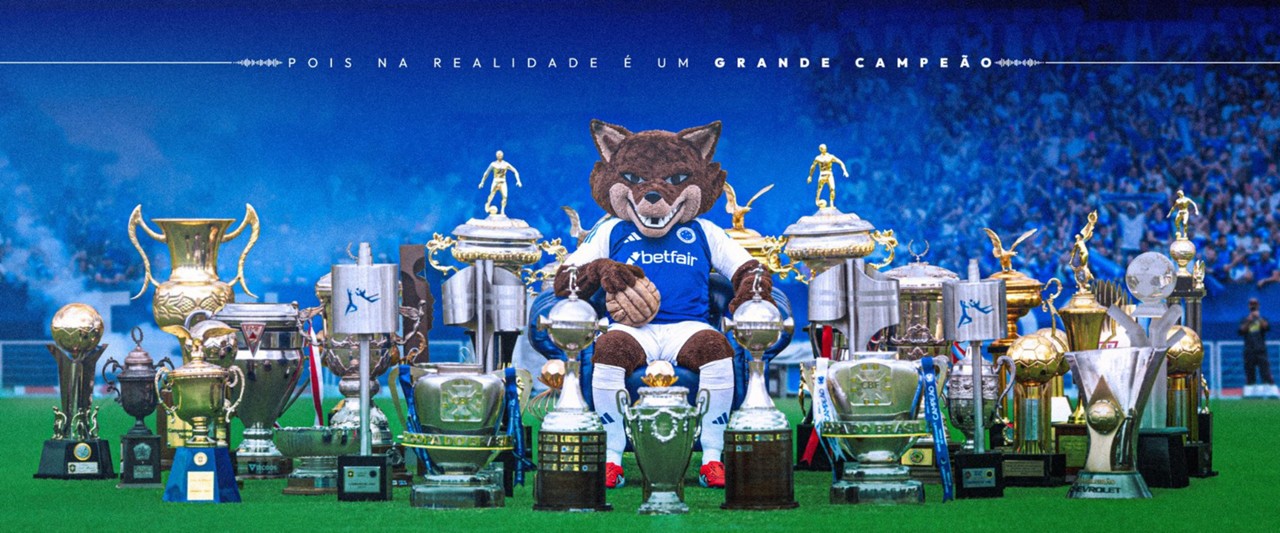 Raposão posou ao lado das taças conquistadas pelo Cruzeiro em campanha recente