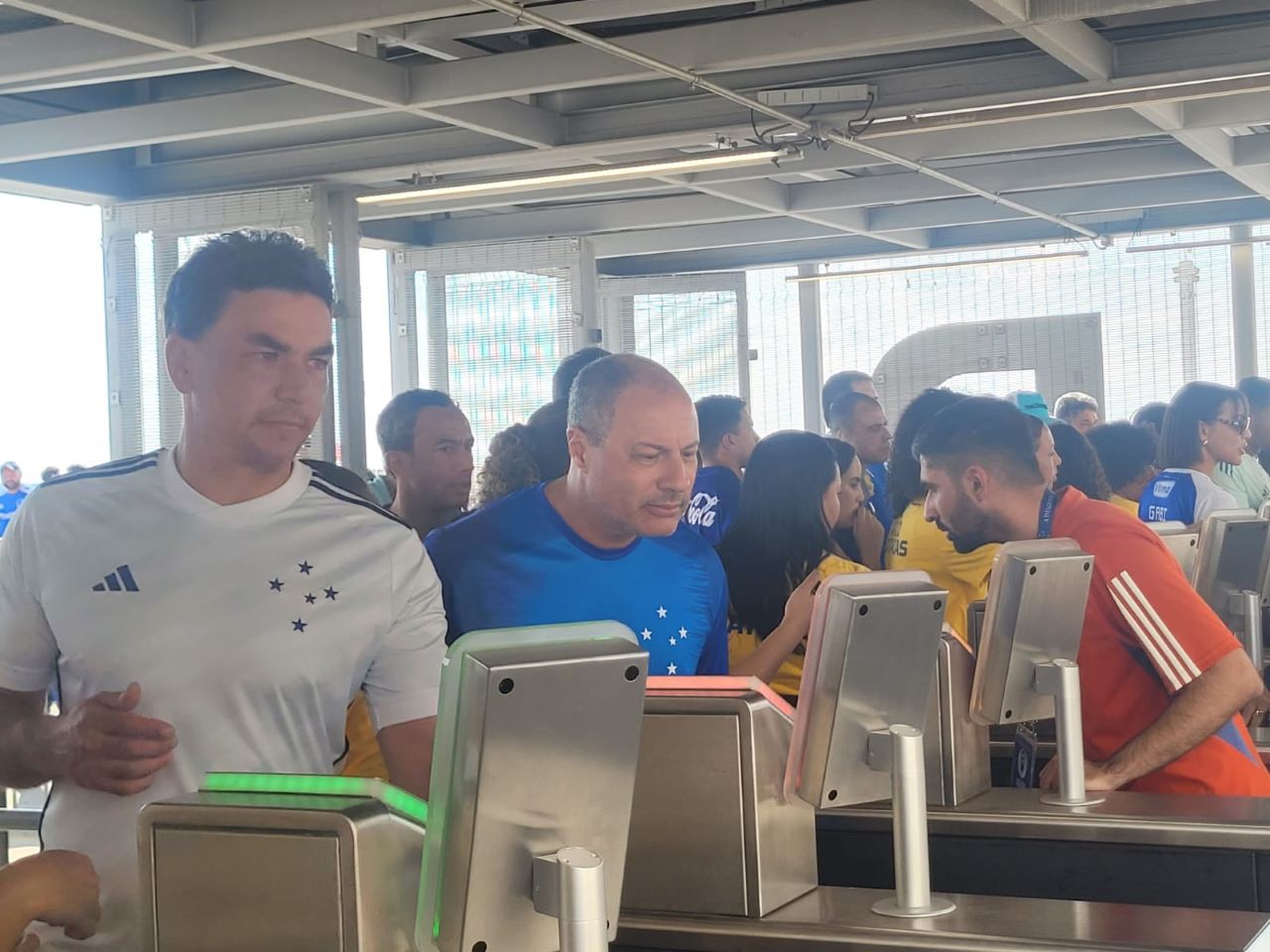 Torcedores do Cruzeiro fazem reconhecimento facial nas catracas do Mineirão