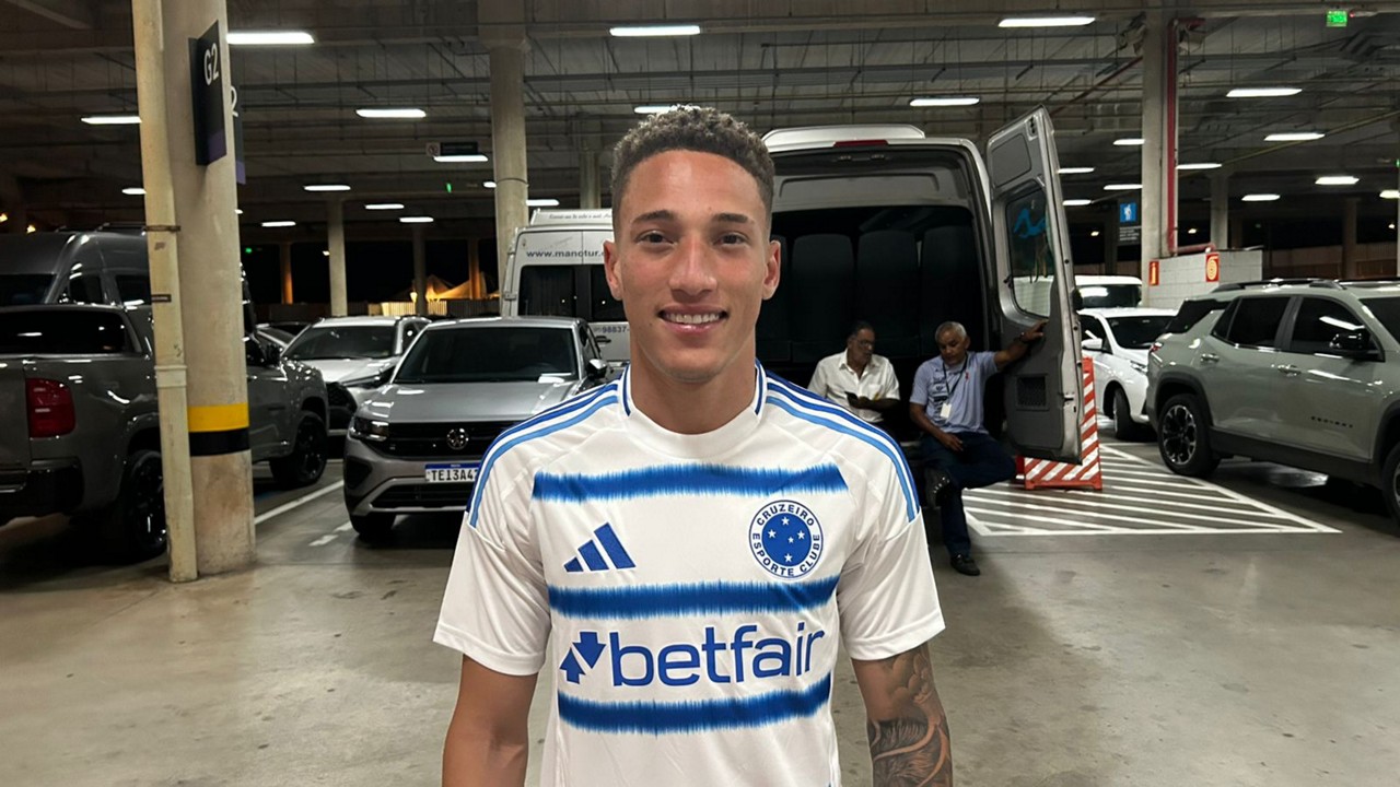 Robert veste a nova camisa branca da equipe