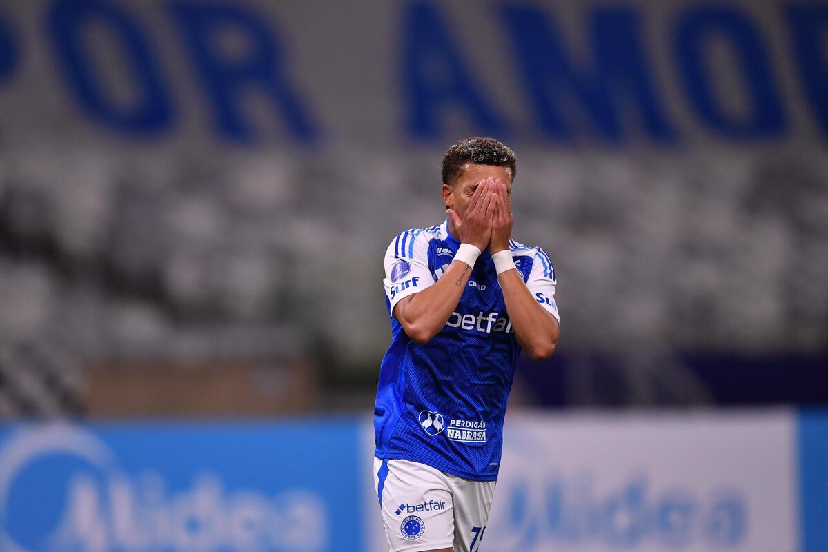 Rodriguinho, do Cruzeiro, lamenta lance contra o Mushuc Runa, pela Copa Sul-Americana