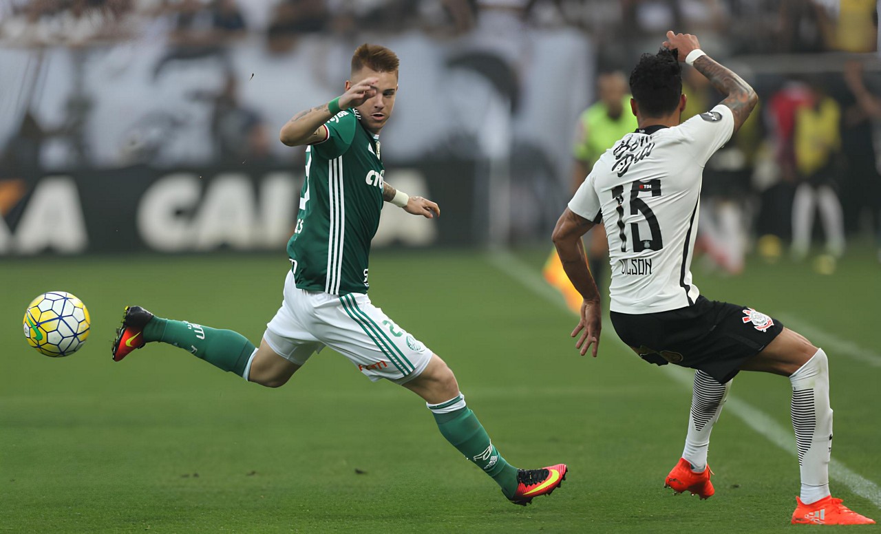 Róger Guedes (esq), na época em que defendia o Palmeiras