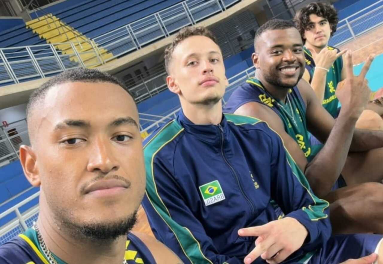 Sabino, Samuel, Paulo e Lucas Machado durante treino da seleção brasileira no ginásio Divino Braga, palco da Copa América de Vôlei 2025