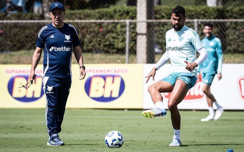 Leonardo Jardim observa o zagueiro Fabrício Bruno durante treino na Toca da Raposa