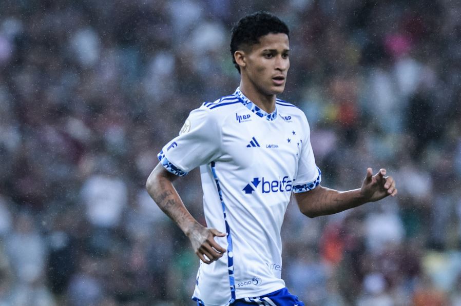 Atacante Tevis já foi acionado pelo técnico Fernando Diniz em partida do Brasileirão