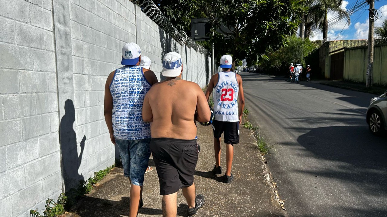 Torcedores do Cruzeiro tentaram abordar jogadores na Toca da Raposa