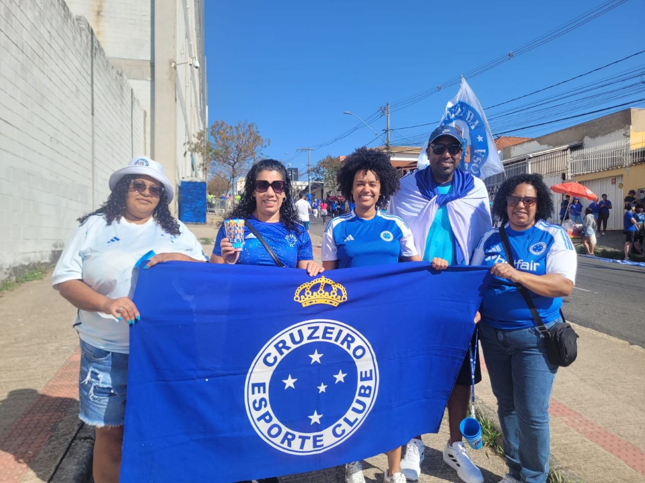 Torcedores do Cruzeiro comparecem à Arena Independência, em BH, para apoiar o time feminino na final do Campeonato Brasileiro