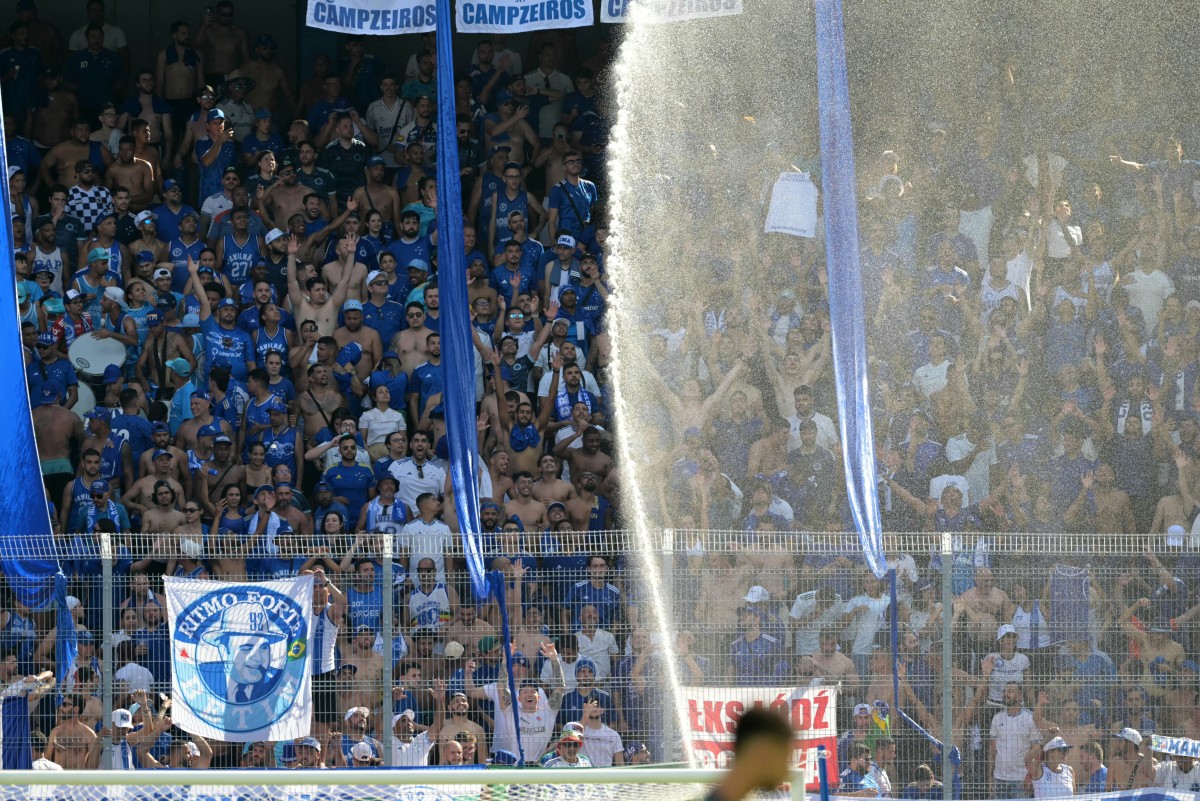 Torcedores do Cruzeiro no estádio La Nueva Olla, em Assunção, no Paraguai, durante a partida contra o Racing, na decisão da Sul-Americana
