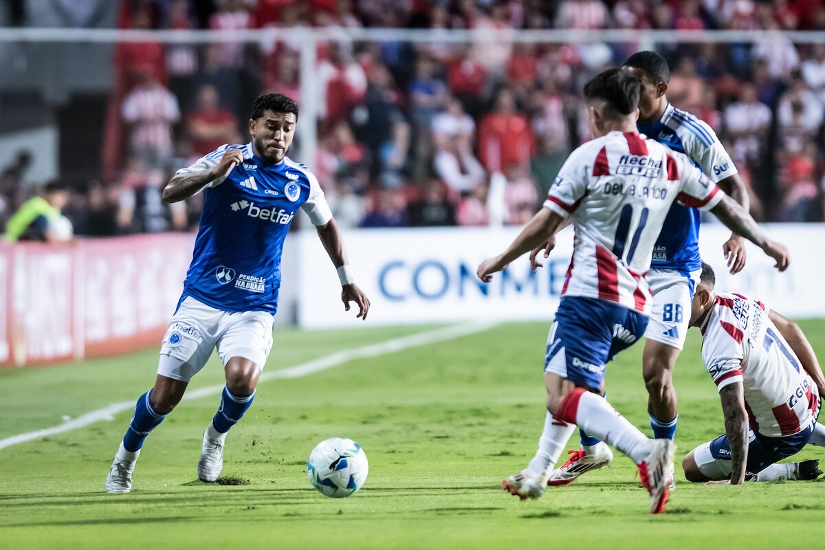 William em ação durante a derrota do Cruzeiro para o Unión, na estreia da equipe na Sul-Americana