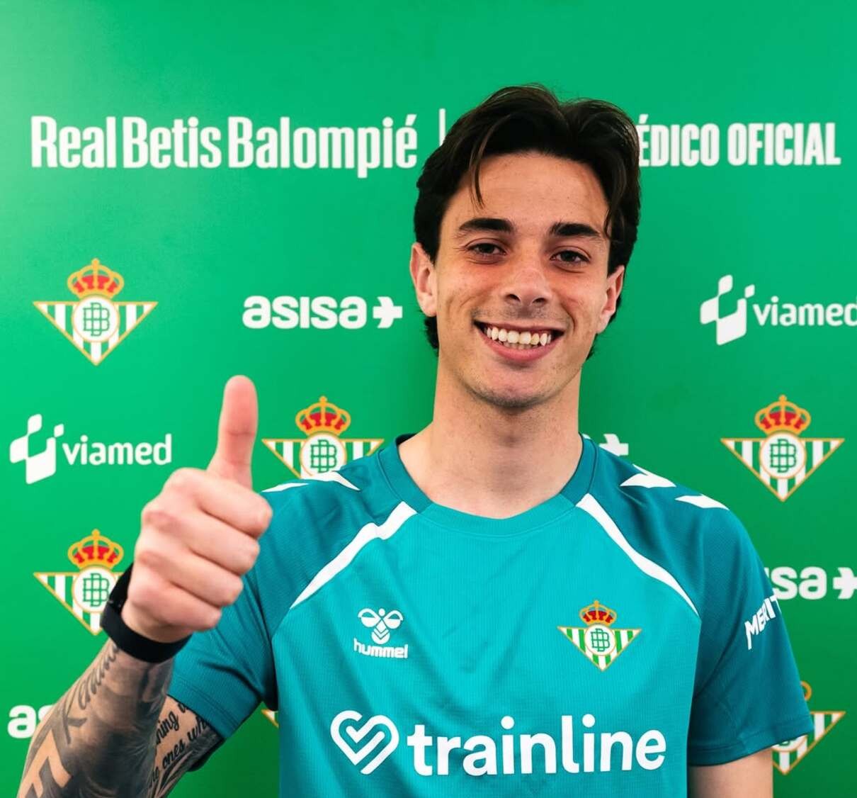 Zagueiro já aparece com uniforme do clube espanhol 