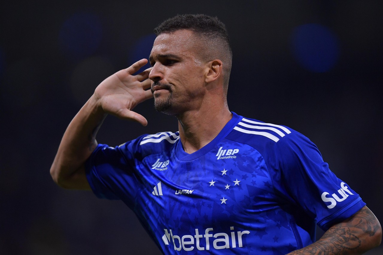 Zagueiro Zé Ivaldo comemora gol de empate no segundo tempo