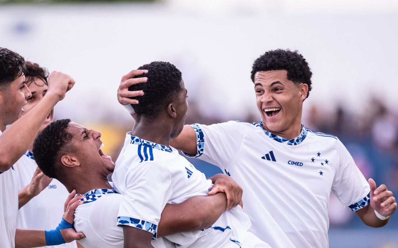 Jogadores do Cruzeiro comemoram gol feito na partida (Foto: @guilhermeveigafoto)