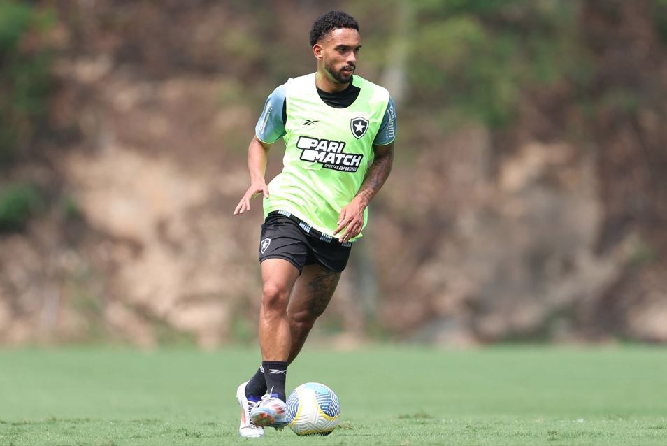 Vitinho durante treinamento no Rio de Janeiro