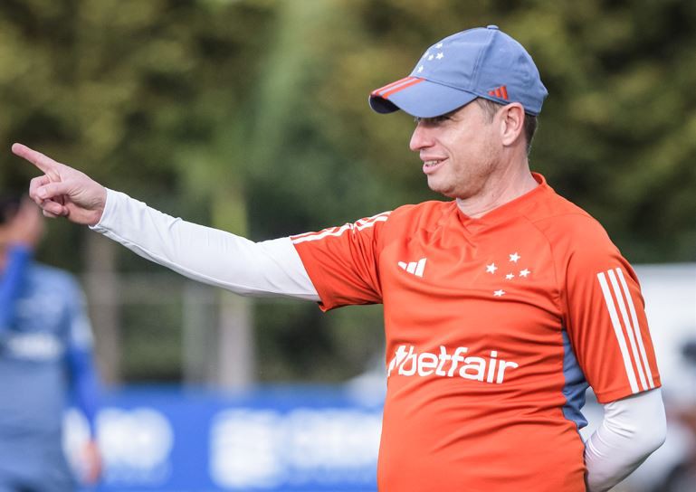 Técnico Fernando Seabra durante treinamento do Cruzeiro na Toca da Raposa