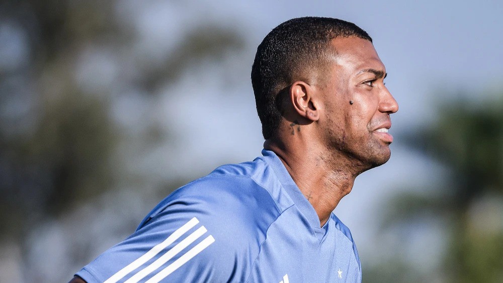 Wallace treina e pode reforçar meio-campo da Raposa no jogo contra o Corinthians