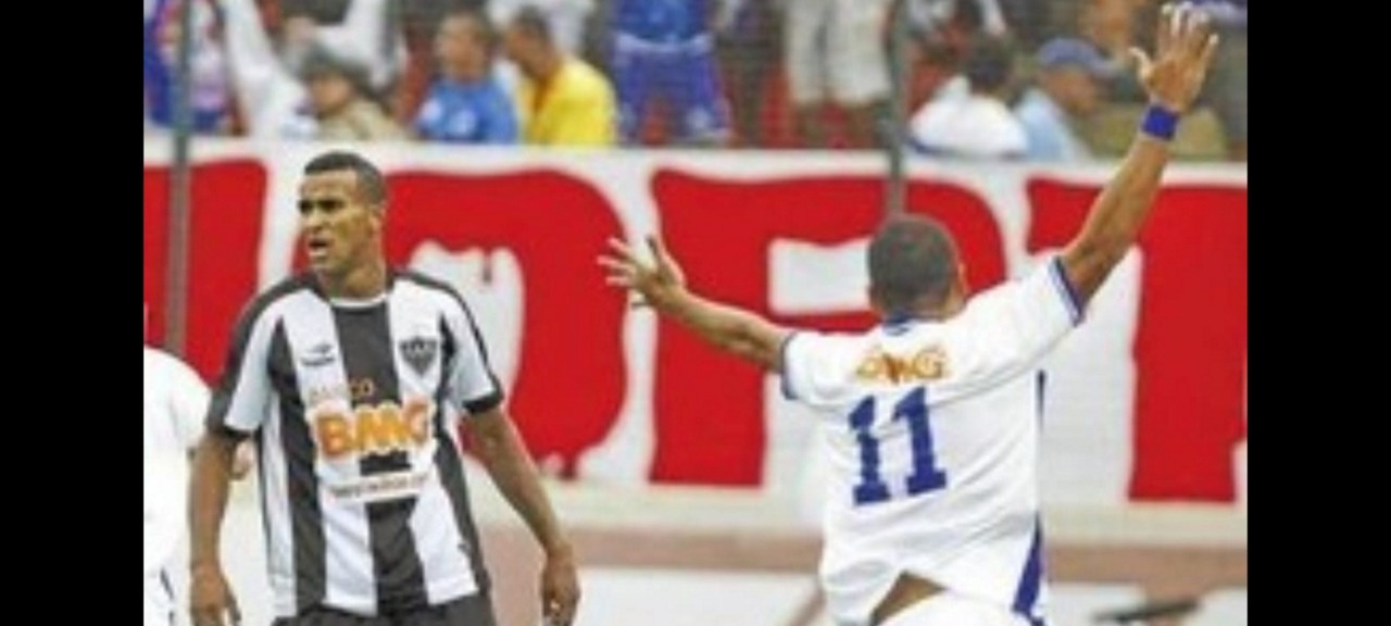 Wellington Paulista comemora após balançar as redes na goleada de 6 a 1 sobre o Atlético em 2011