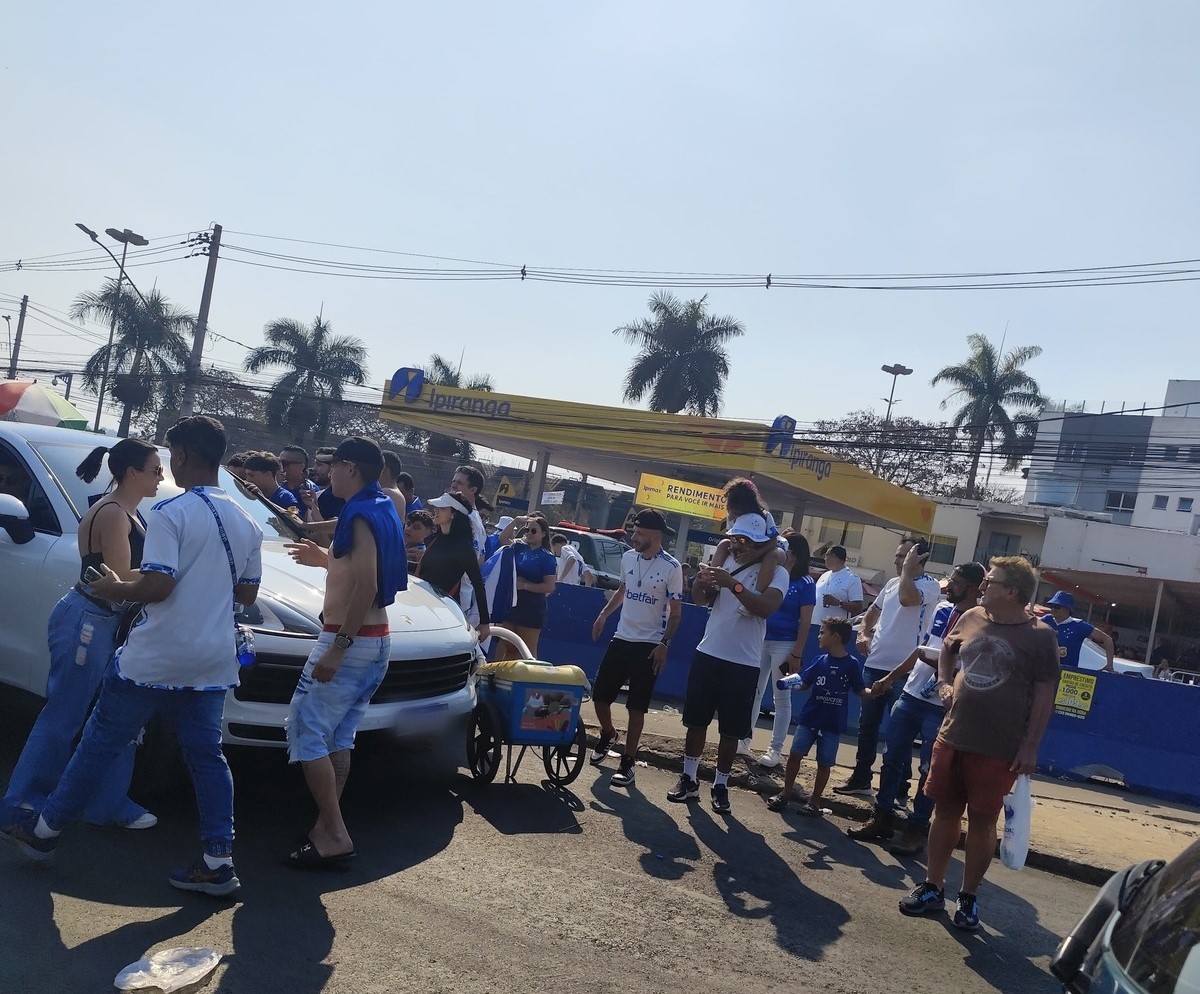O lateral-direito William literalmente parou o trânsito nos arredores do Gigante da Pampulha
