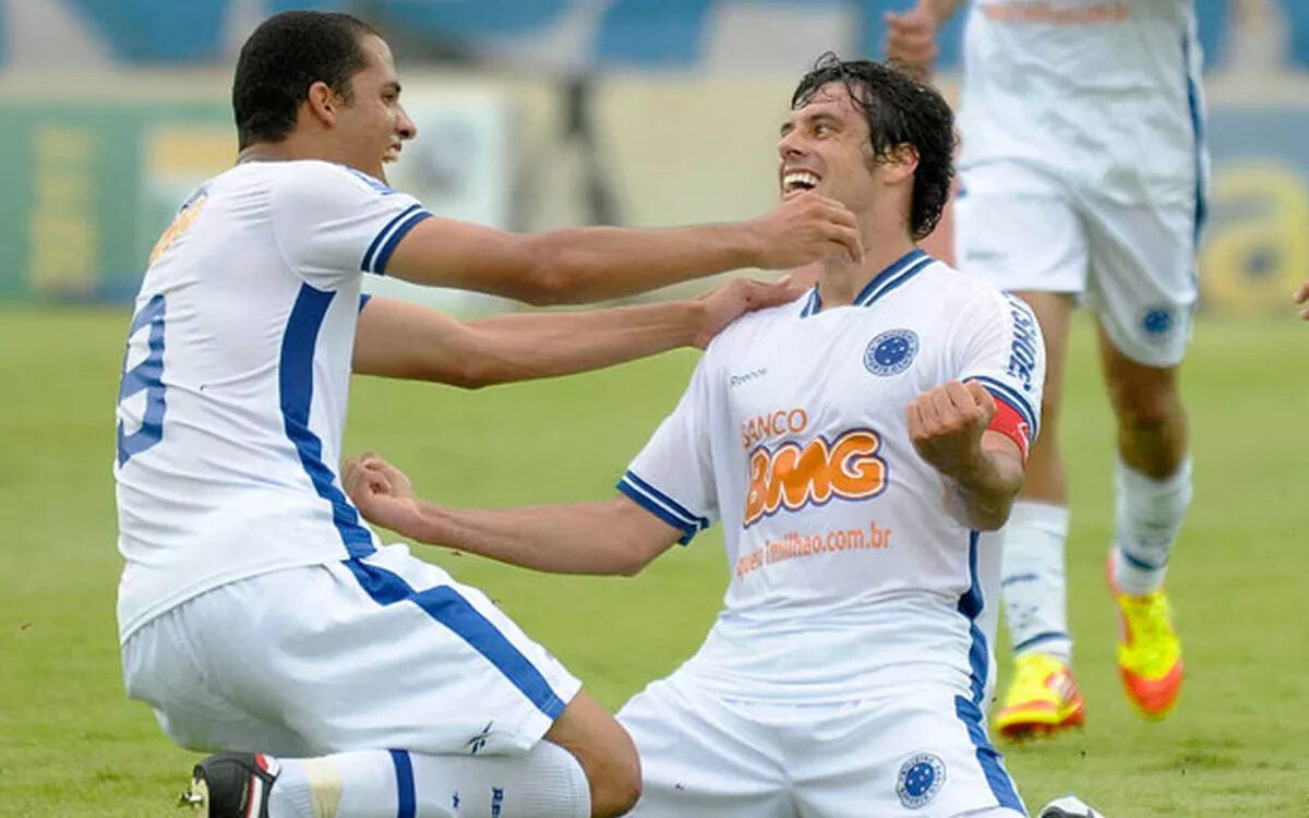 Fabrício comemora o quarto gol do Cruzeiro na goleada histórica por 6 a 1 sobre o Atlético-MG, em Sete Lagoas, pelo Brasileirão de 2011. (Foto: EC Cruzeiro)