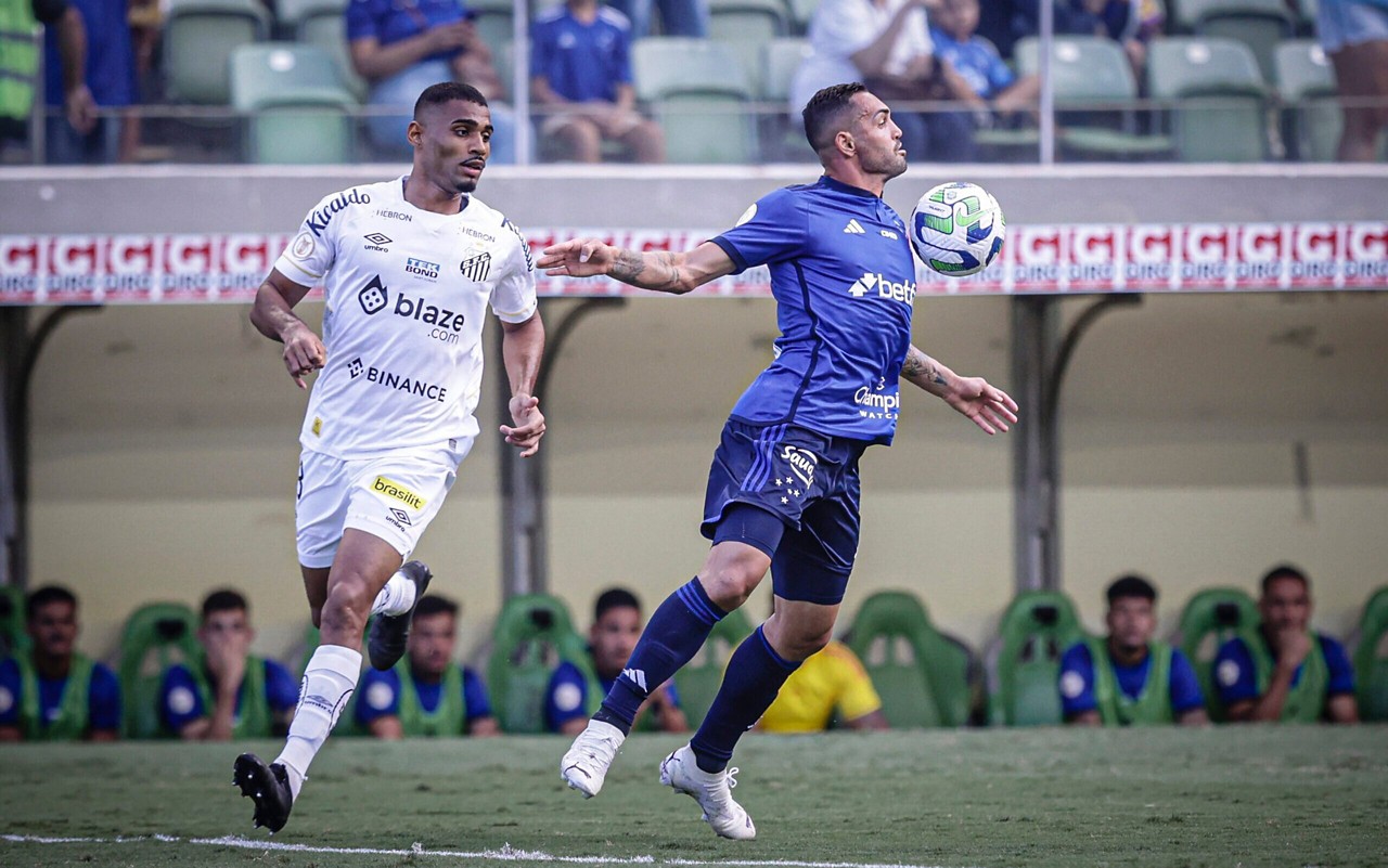 Cruzeiro e Santos em campo pelo Brasileirão: clássico interestadual com equilíbrio absoluto e confrontos marcantes na história do futebol brasileiro. (Foto: Cris Mattos/Staff Images/Cruzeiro)