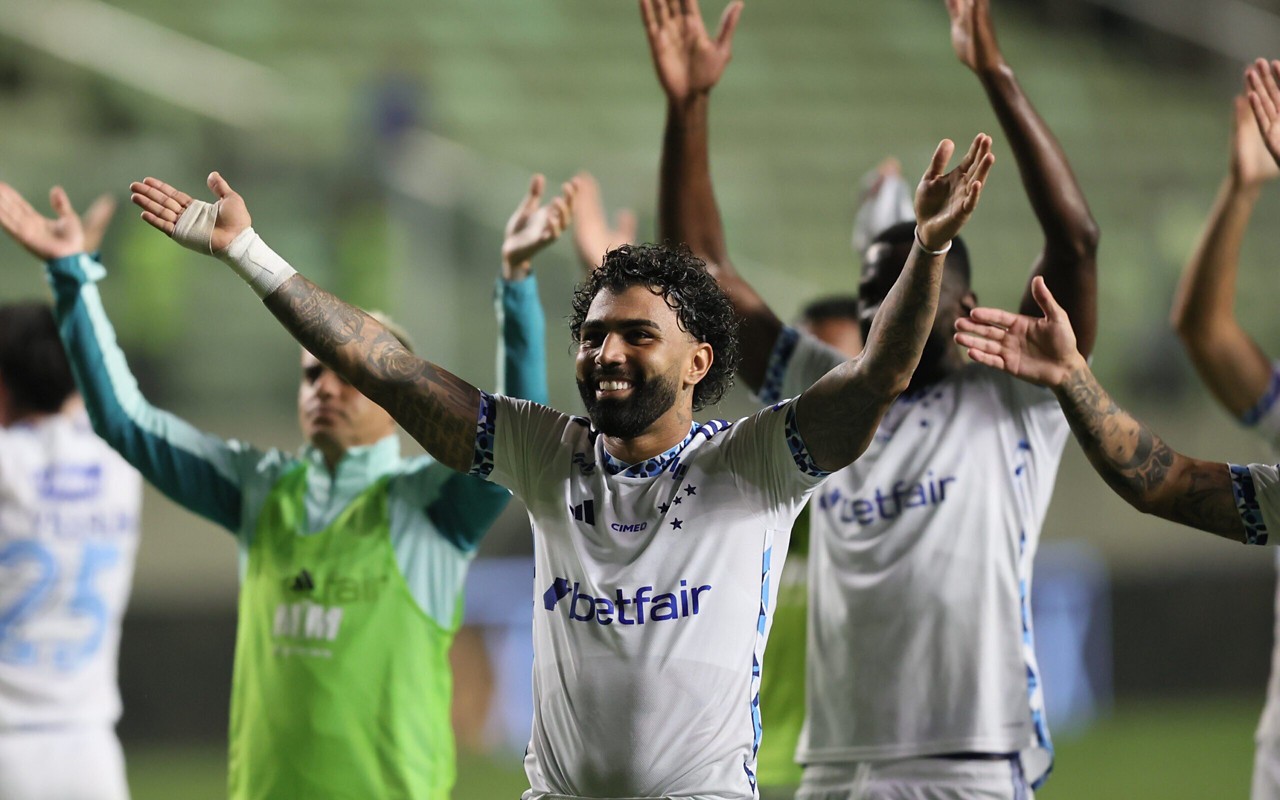 Jogadores do Cruzeiro comemorando a vitória contra o Itabirito (Foto: Gilson Lobo/AGIF)
