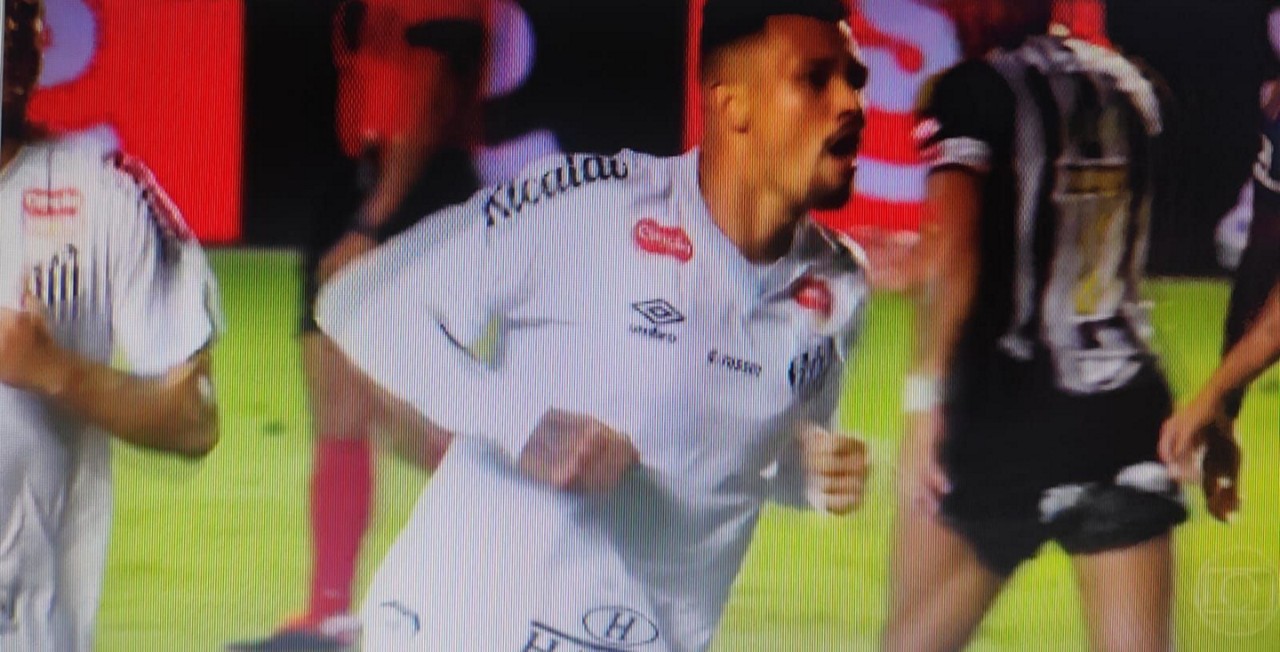 Zé Ivaldo marca para o Santos e provoca o Atlético na comemoração