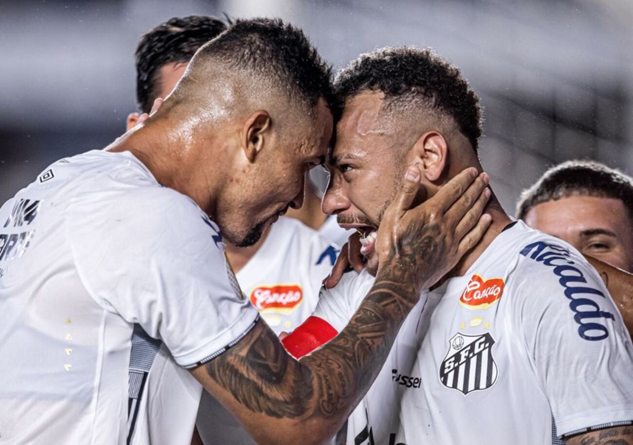 Zé Ivaldo comemorando gol com Neymar