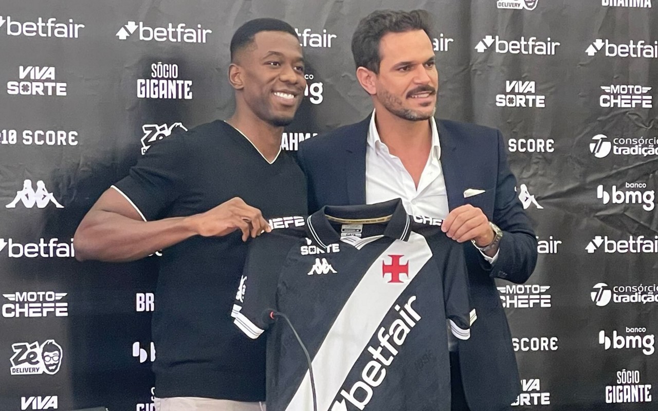 Carlos Cuesta em apresentação no Vasco (Foto: Pedro Cobalea/Lance!)
