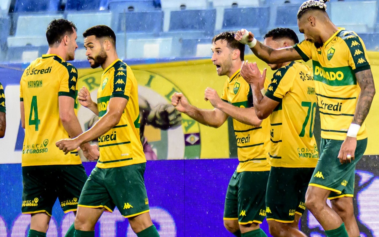 Alan Empereur comemora gol em Cuiabá x Ferroviária (foto: Francisco Alves/AGIF)