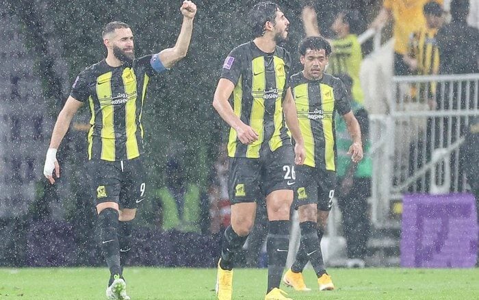 Benzema e Romarinho comemoram gol do Al-Ittihad na Saudi Pro League (Foto: STR / AFP)