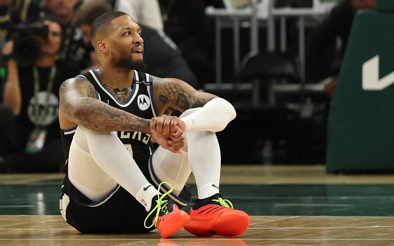Damian Lillard, do Bucks, após sentir lesão em jogo contra Pacers pelos playoffs da NBA (Foto: Stacy Revere/Getty Images/AFP)